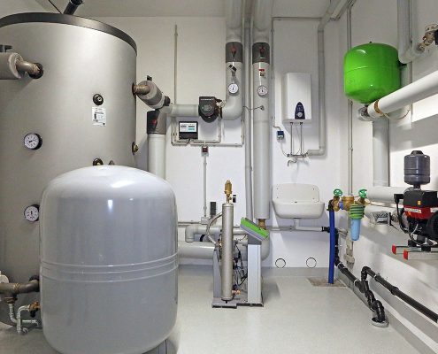 Heizungsanlage bestehend aus moderner Kraft-Wärme-Kopplung in Form eines Blockheizkraftwerks und verbrauchsarmer Gas-Brennwertheiztechnik